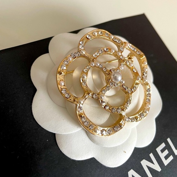 Brooch Camellia Flower Gold with Pearls and Stones - Picture 2 of 8